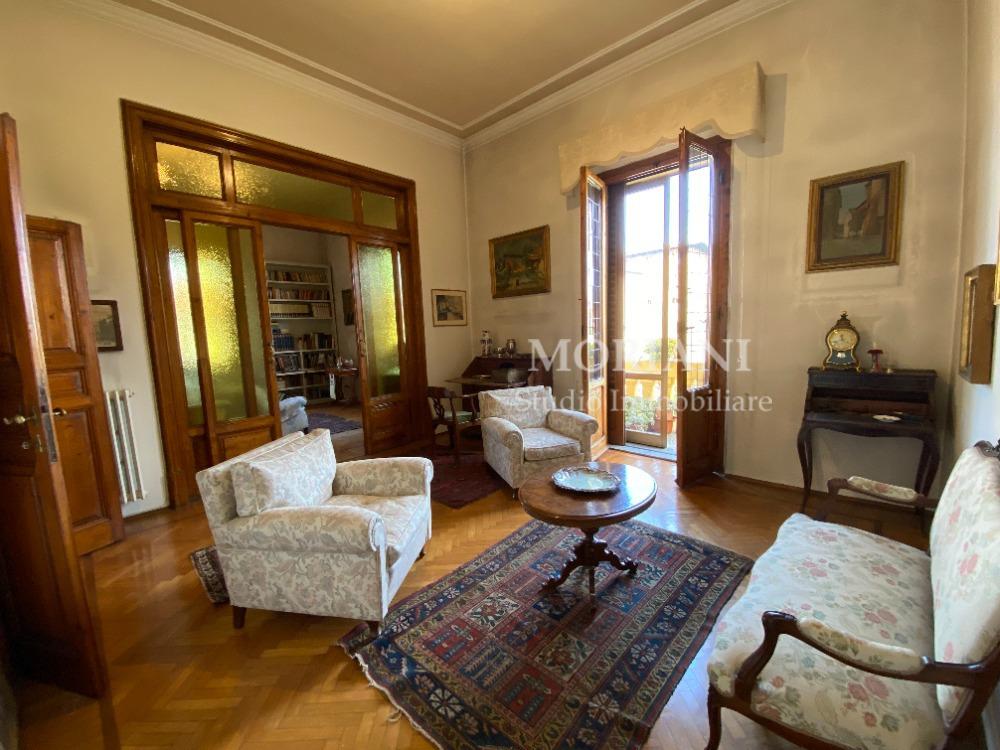 PIAZZA DELLA VITTORIA - SOGGIORNO CON BALCONE
