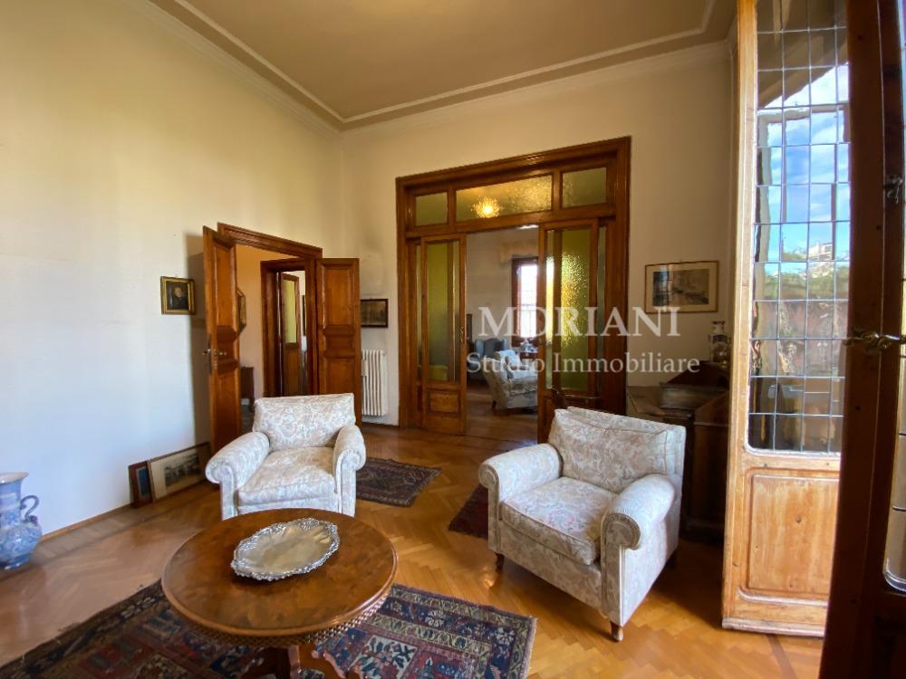 PIAZZA DELLA VITTORIA - SOGGIORNO CON BALCONE