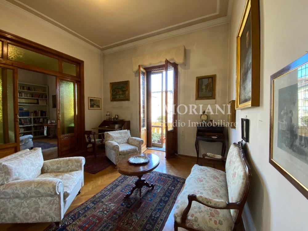 PIAZZA DELLA VITTORIA - SOGGIORNO CON BALCONE